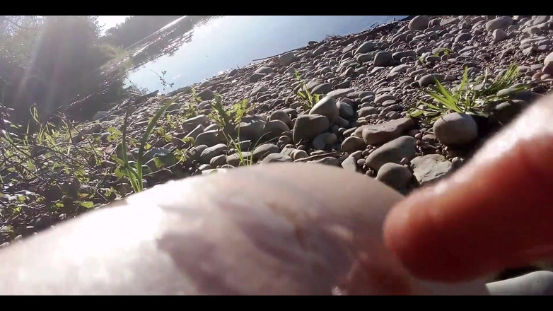 Jon Arteen: Jon arteen wanks ngoài trời trên một bãi biển pebbles,...