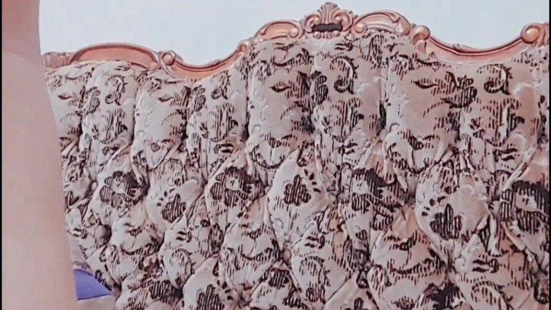 Kitty_Cross: Zabawny shemale naprawiający kok włosów delikatnymi rękami