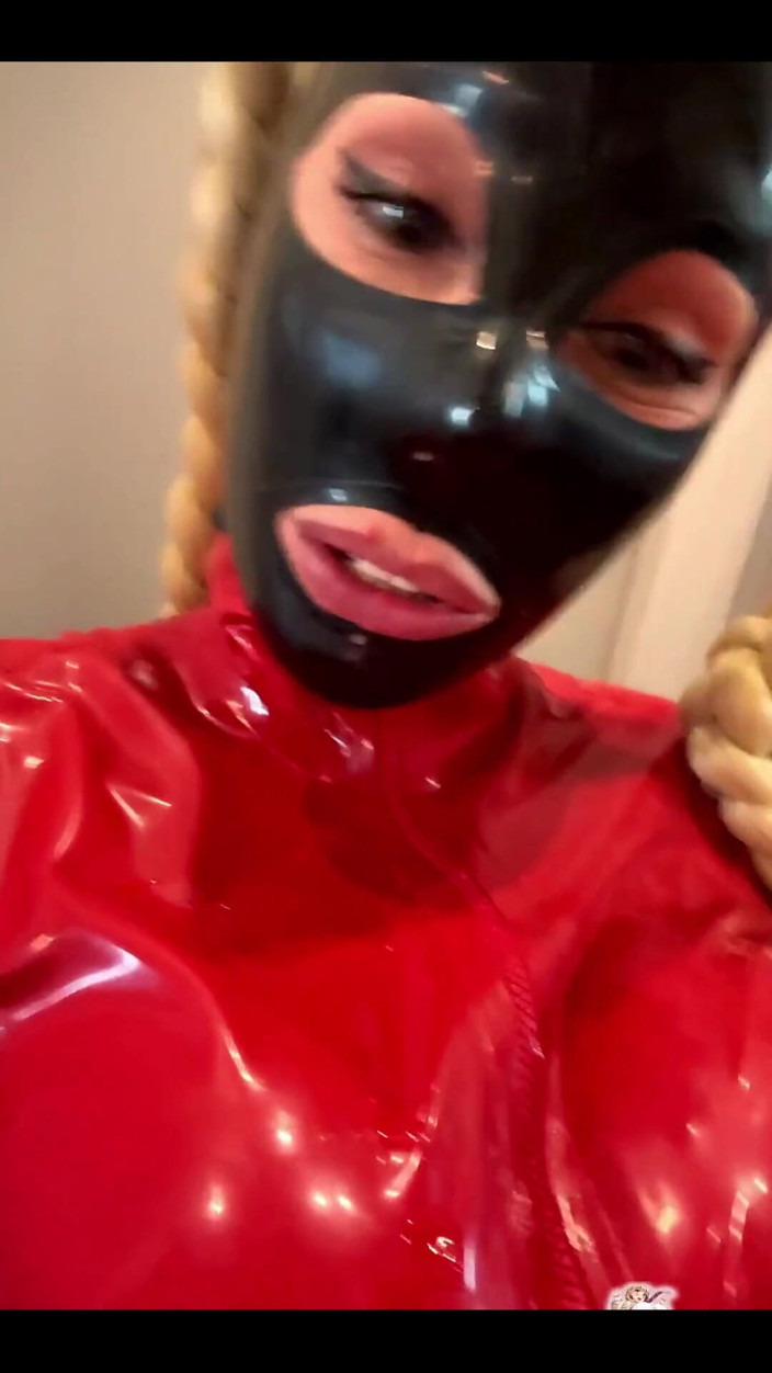 TheBustySasha: Blowjob cepat dan pancutan mani dalam pakaian lateks!