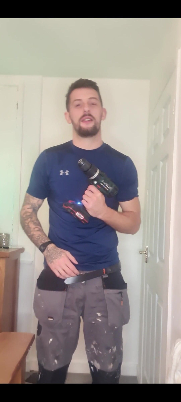 Englishtom20vip: 仕事用の制服を着るのを見て