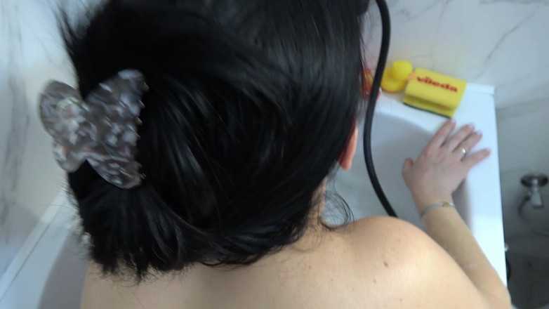 Anna Sky: Baño caliente y follada de pies calientes con anna desnuda