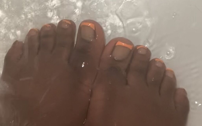 Chantell Dior: Pulendo i miei grossi piedi di cioccolato