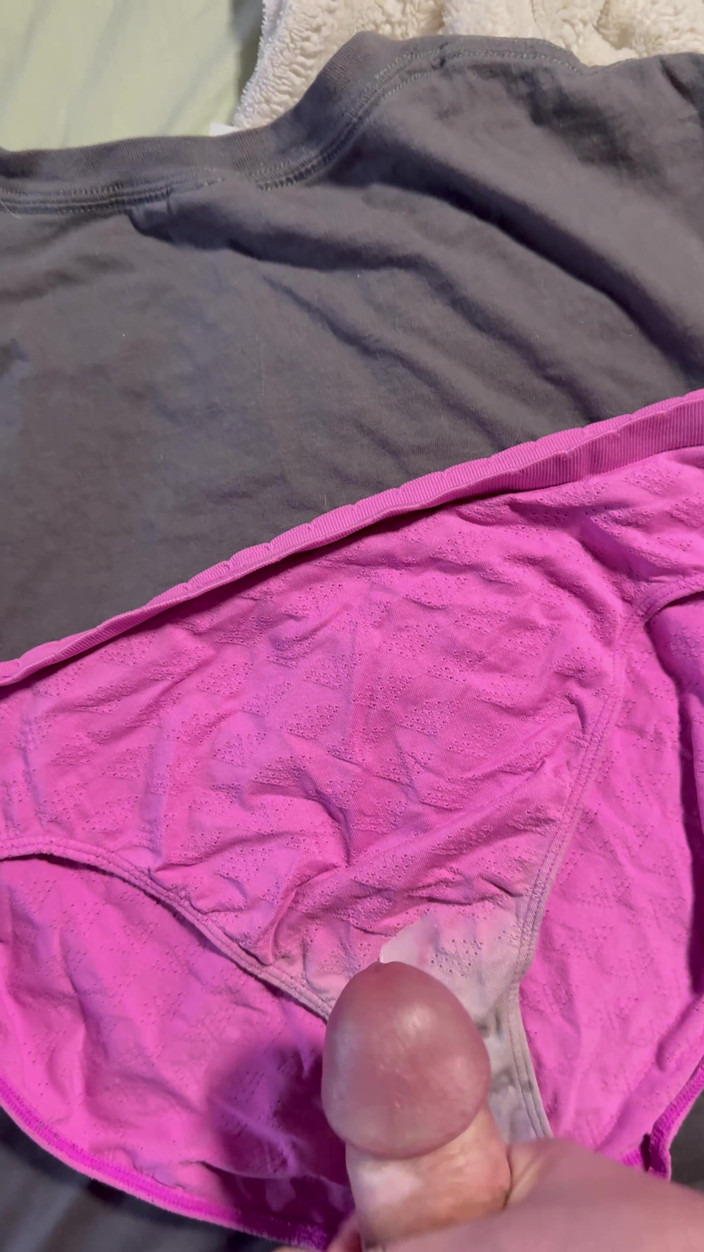 CumDaily: Wytrysk na majtki żony 7