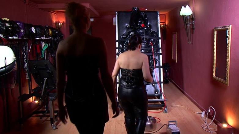Videos Medical y Sado: Gestraft met serieus kit en onder de kapdroger