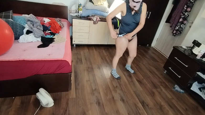 Mirsur: 素人の女性は服を試着したり、裁断したりして楽しんでいます。