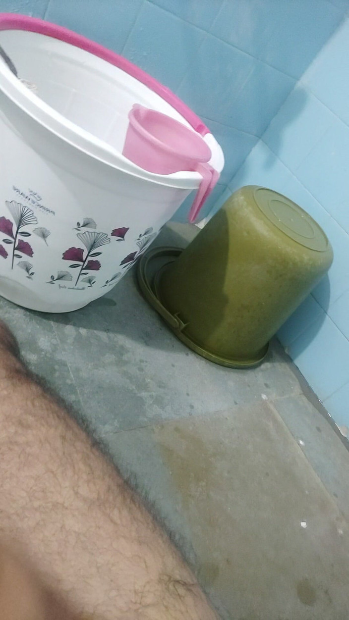 Jack31531: Masturbation matinale dans la salle de bain par un étalon