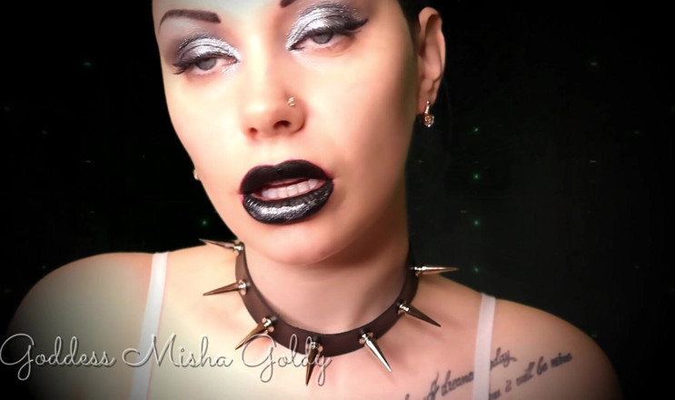 Goddess Misha Goldy: Тебе так повезло, что я позволю тебе поклоняться и дрочить на моих блестящих черных губах!