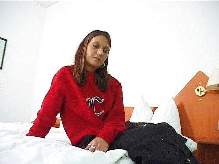 German Classic Porn videos: Doris 19，年轻的黑发女郎尝试成为电影明星