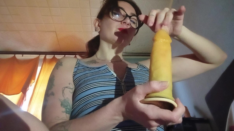 HellENXxOo: Madrasta ensina a se masturbar