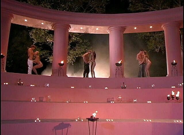 Cryptostudios: Trei americane, lider de cult al pulii uriașe își fute cei...