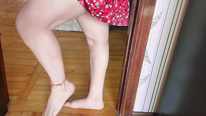 Kitty_Cross: Robe courte, jambes sexy, cul rebondi, transso