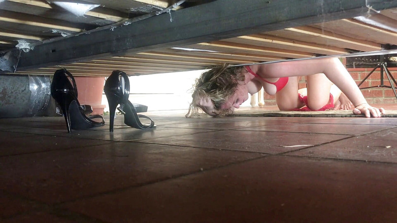 Erin Electra: Mẹ kế bị mắc kẹt dưới giường bị con trai...