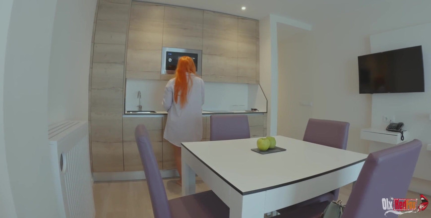 OlxRedFox: 与继母性感熟女的晨间性爱，我操她所有的洞并在里面射精