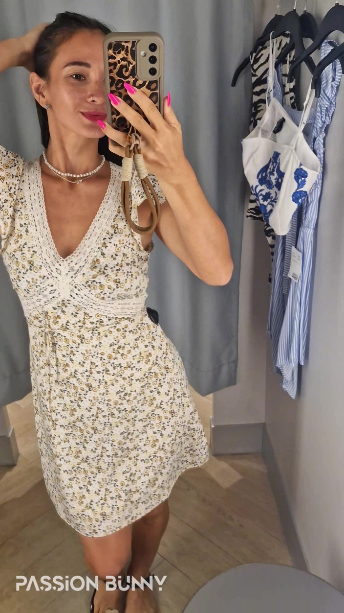 PassionBunny: Si Cambiano I Vestiti - Camerino E Gioca Con La Figa...