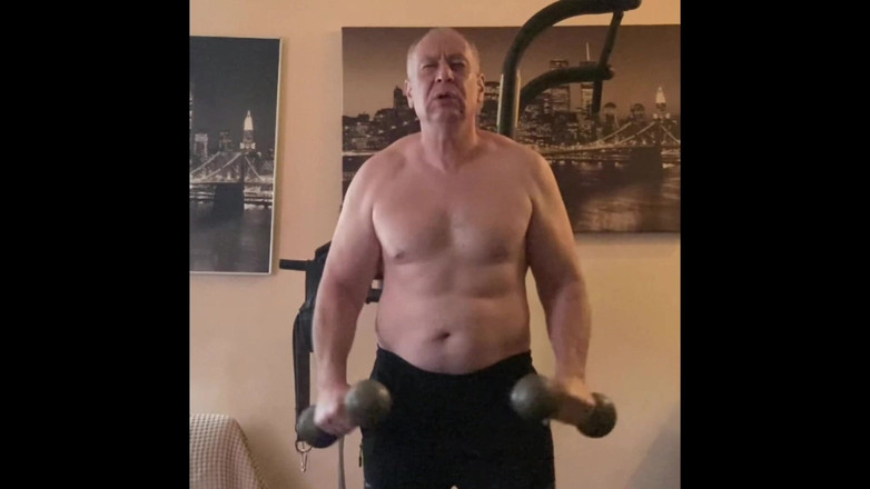 Alex Igogo: Bărbatul Olf se masturbează după antrenament