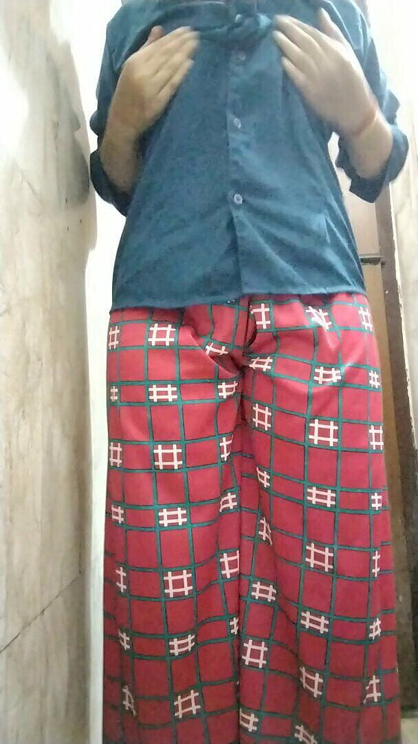 Riyathakur: Hintli evli kadın üvey erkek kardeşi tarafından banyo yapıyor