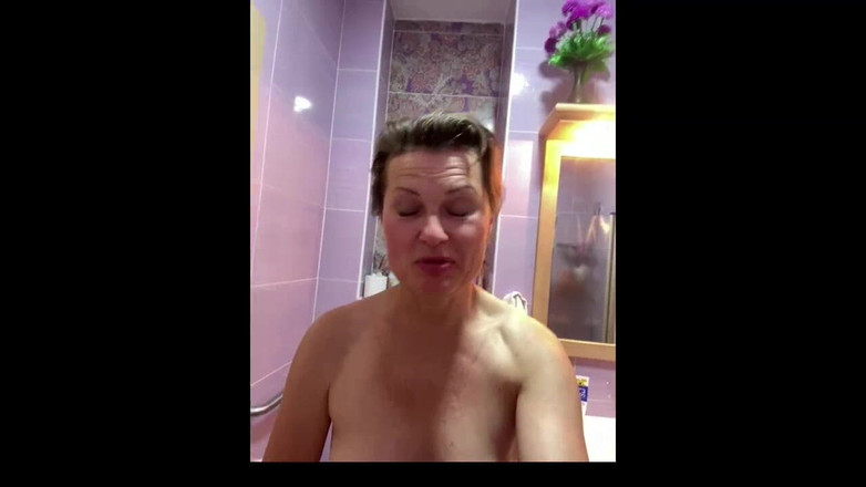 Sergant: 화장실에서 오줌을 많이 싸고 손가락으로 엉덩이 구멍을 뚫는 겸둥이 밀프, 집에서 만든.