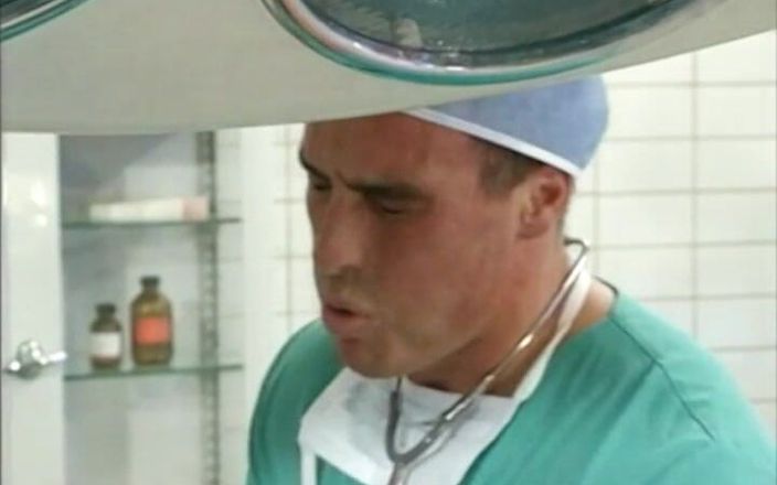 Magmafilm: Il dottore tratta due infermiere in ospedale