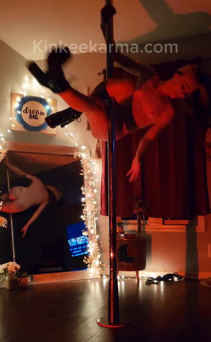 Kinkee Karma: Дивлячись, як я роздягаюся, одягаю шоу і отримую винагороду членом, поки я знову редагував, я збуджувався. Dickydangalo Her