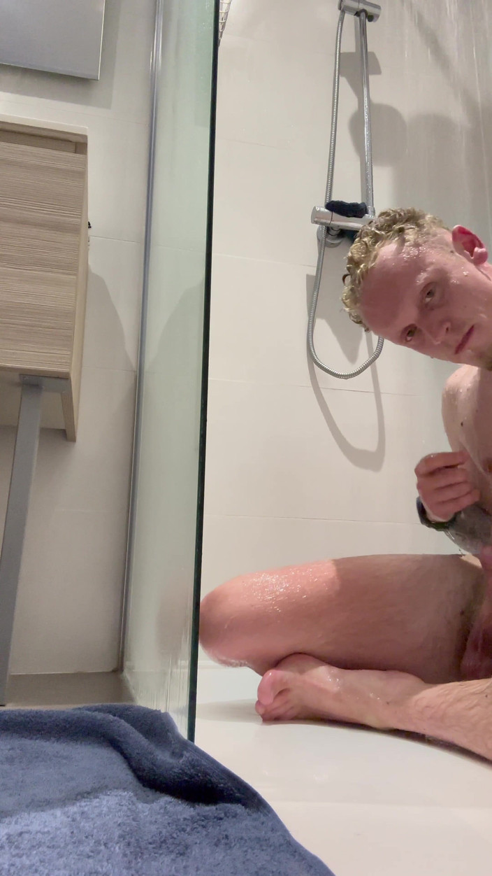 TinySimon: 法国男性在他的淋浴时表演