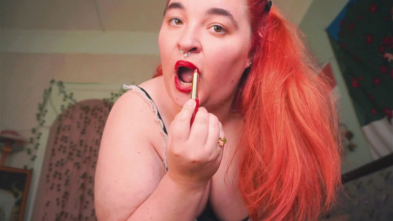 AssGives: La cameriera bbw balla e dipinge le labbra