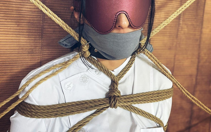 ushirosugatanomiki: 密かに全身緊縛に憧れるナース