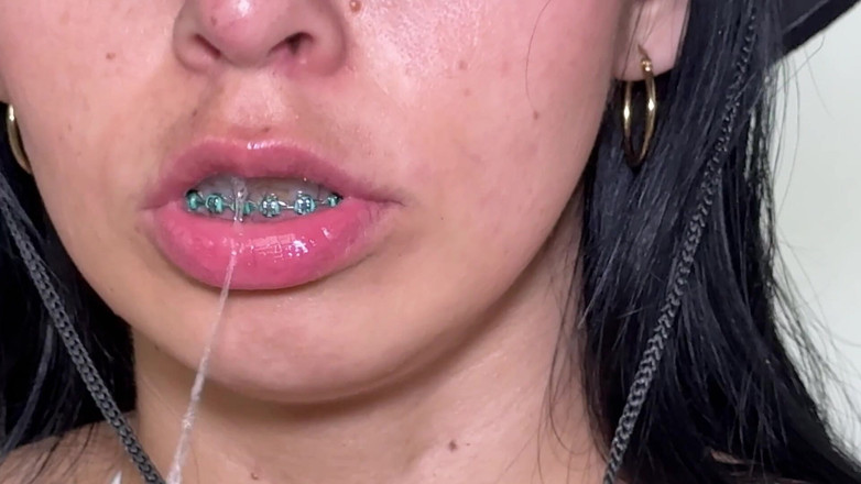 Sweetkimmi: Speelse cowgirl heeft plezier met een witte lul en masturbeert...