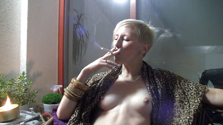 Smoke it bitch: Юная блондинка с маленькими сиськами курит ее сигареты