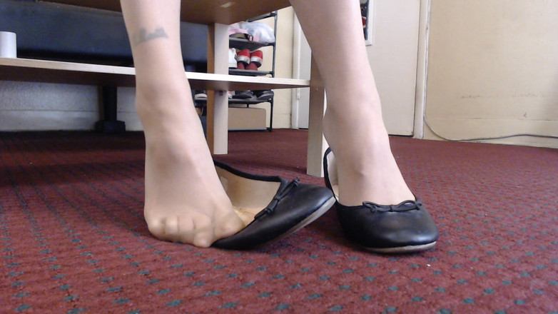 Abby Anna: Mainin sepatu pakai stoking flat dengan stoking balet seksi ini