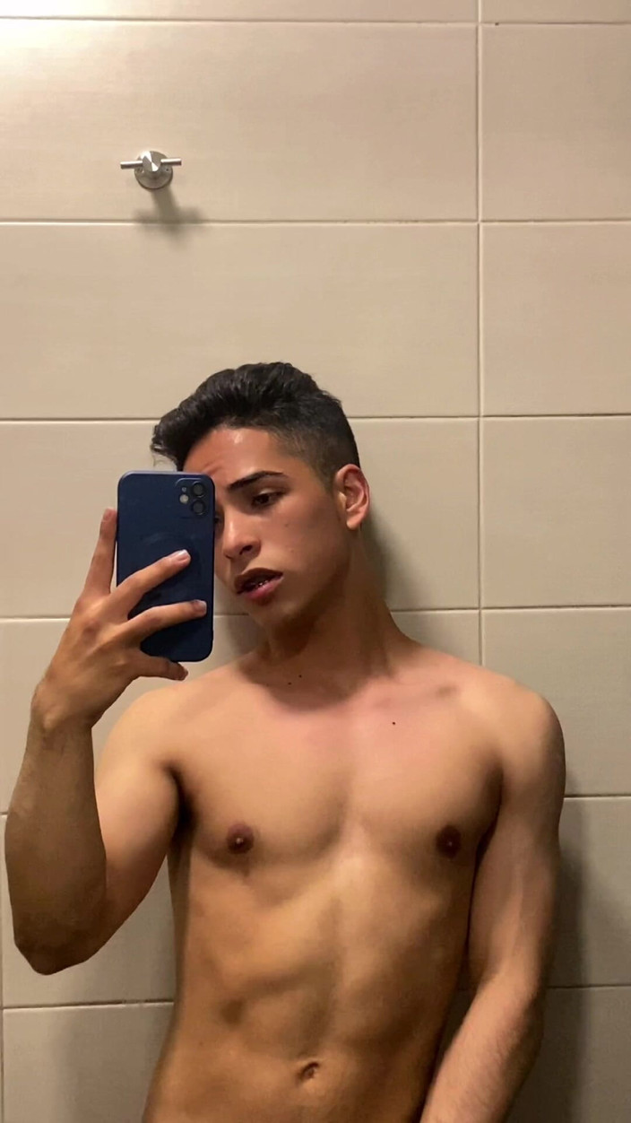 aodaboy: Sexy gentleman ve sprše v posilovně