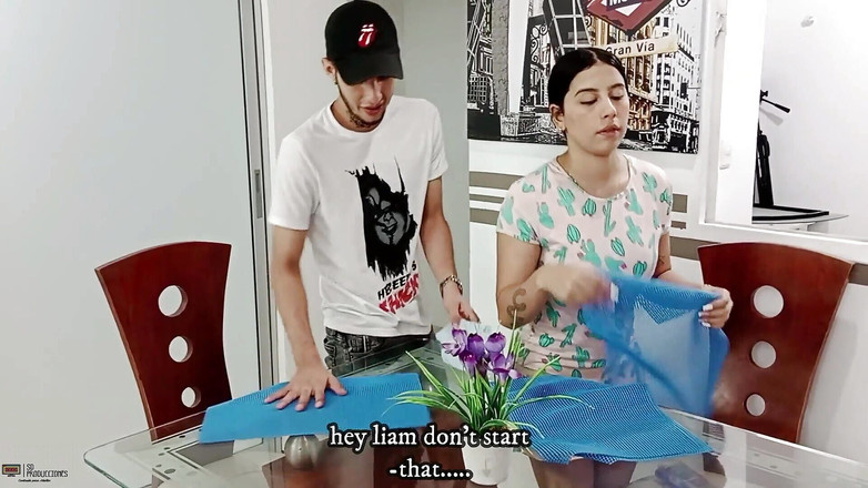 Vayolet: 性感的大屁股继妹喜欢她的继兄弟的大鸡巴插入她的阴户 - 西班牙语色情