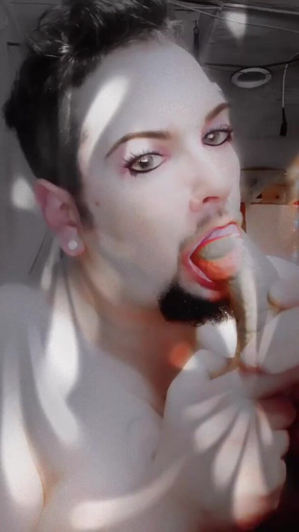 King Of Crossdress: Битые сиськи паренька