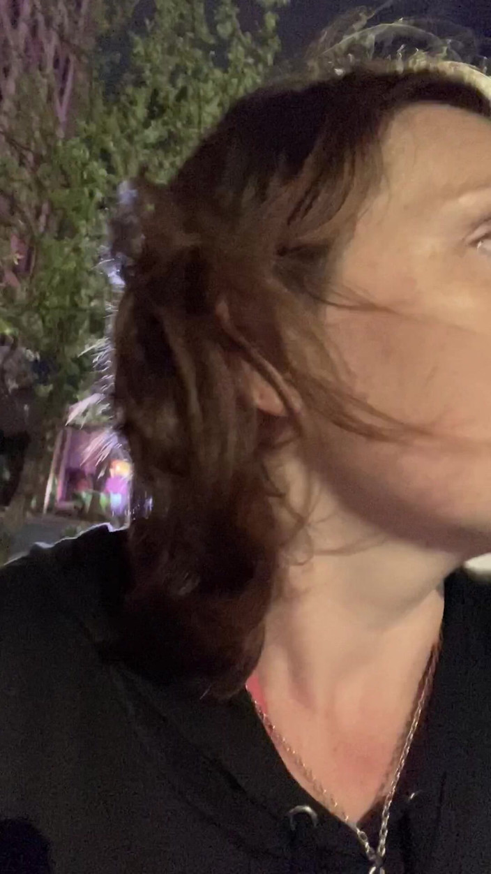 Pissing Paradise: Aku pengen banget kencing saat 20 menit jalan kembali ke hotelku...