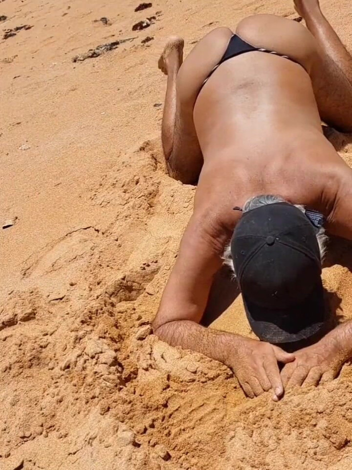 Ladysilvas: Ladysilva в трусиках на пляже, какая горячая шлюшка