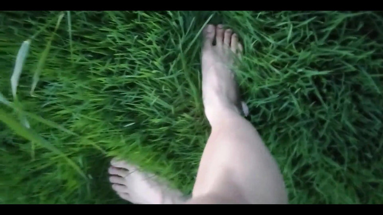 Jon Arteen: Jon Arteen in pantaloncini corti cammina sull'erba a piedi nudi,...