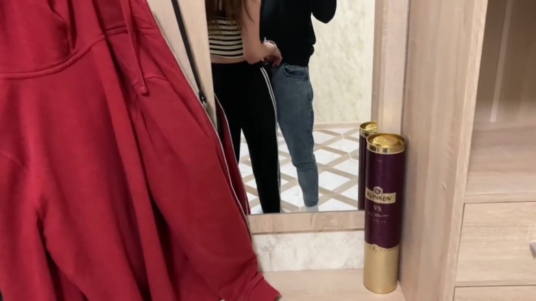 teenstep: Mi-am întâlnit tânăra vecină în lift și i-am supt pula