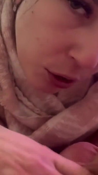 Coquette Dan Brad - MILF Panas Menghisap Dan Mengambil Cumshot Oral