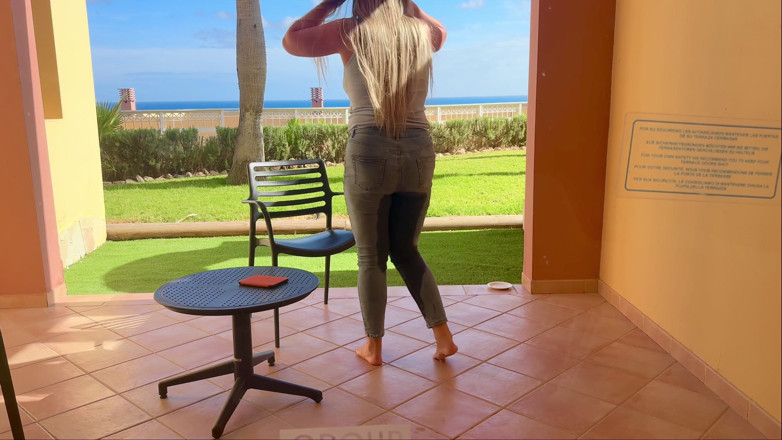 Emma Voyeur: Trancado Na Varanda - Desperate Piss in My Jeans