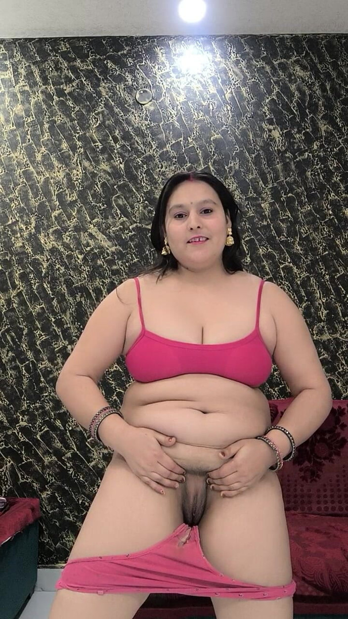 Puja555: Пуджа Бхабхі дрочить рожеву пизду