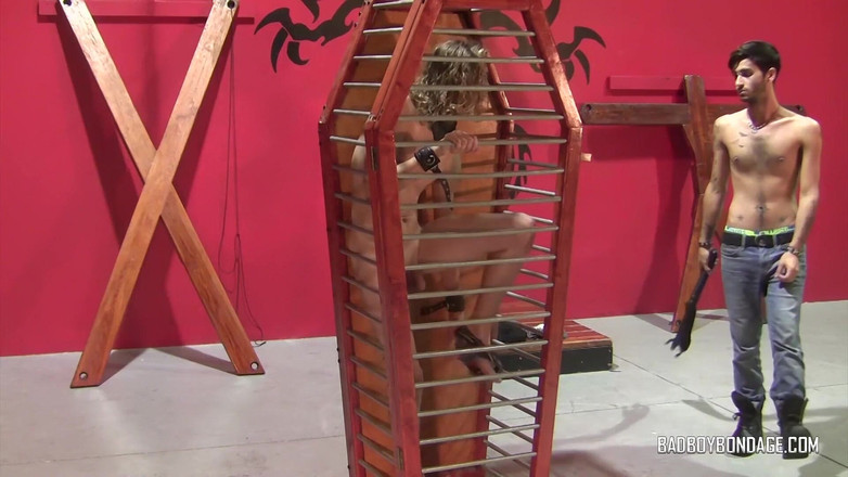 Bad boys bootcamp: Menggunakan Koleksi Floggers-nya