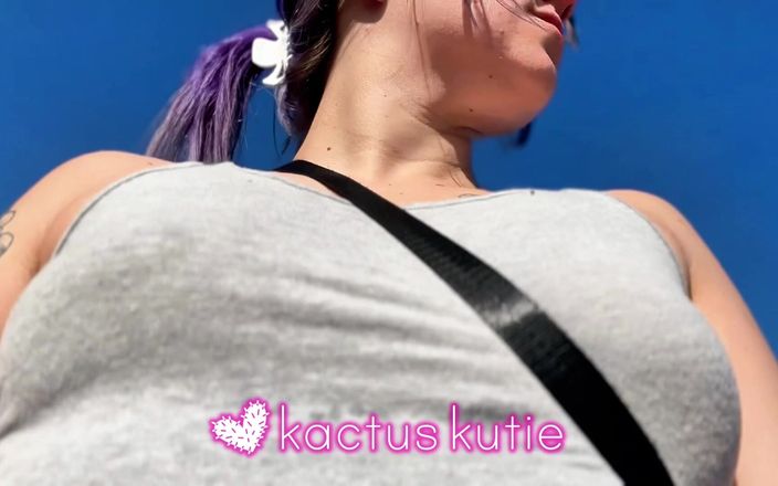 Kactus kutie: Пот маленьких подпрыгивающих в серой рубашке