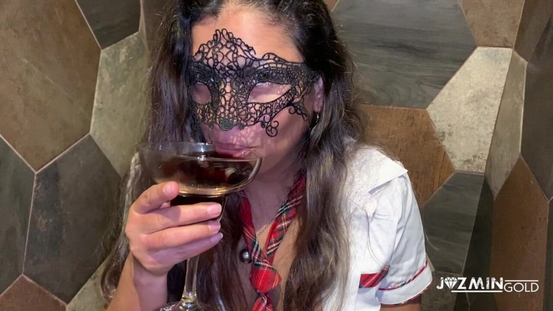 JazminGold: Pelosa Studentessa MILF Si Diverte Con Un Pompino