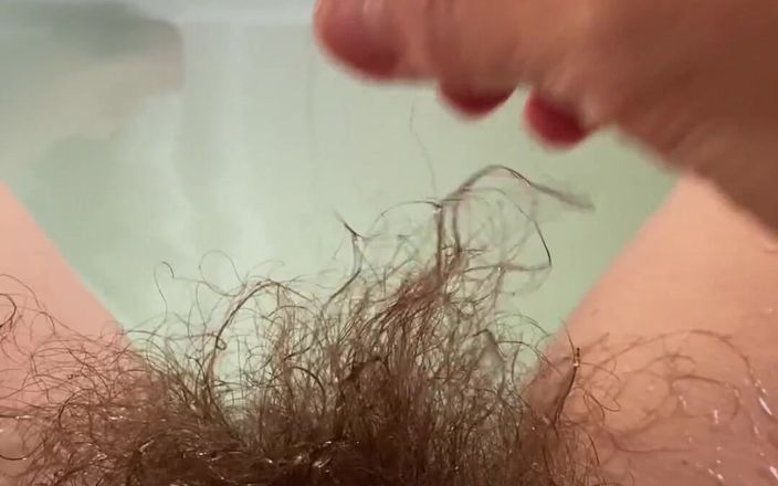 Hairy Sara: Граю з моїм кущем у ванні, частина 2.