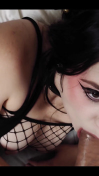 Gotik kedi kızın büyük yarağını emmeye bağımlı