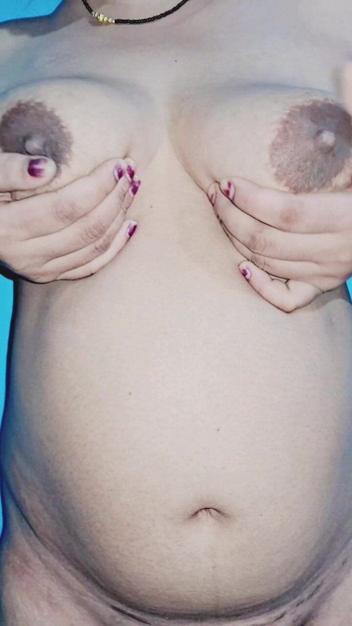 DesiNaina: India Naina mostrando tetas y coño