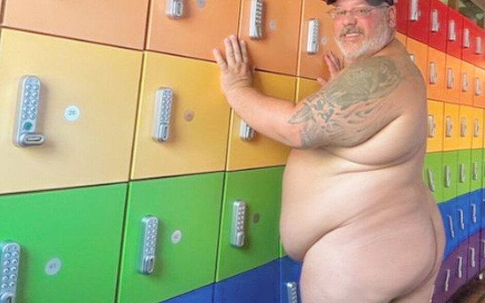 Hand-Free-Daddy-Chub: Un beau-père aux cheveux gris a un orgasme mains libres