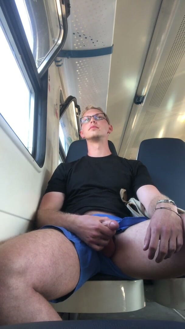 Dick Boys Studio: Facet Masturbujący Się Na Pociągu Podmiejskim