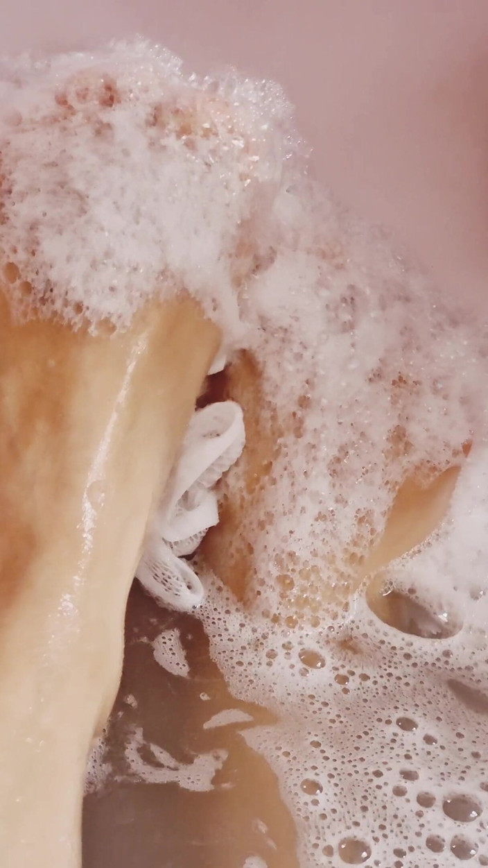 Daphnee Lecerf: Rubbing my feet on a bath flower