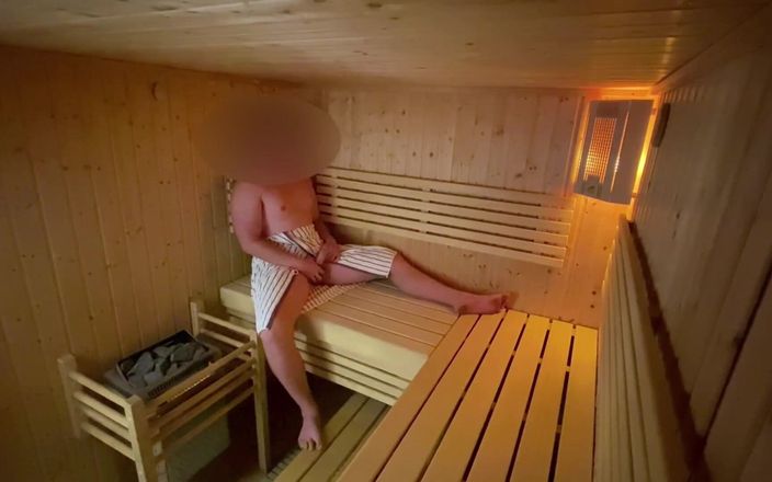 Lucas Nathan King: Masturbation risquée dans un sauna