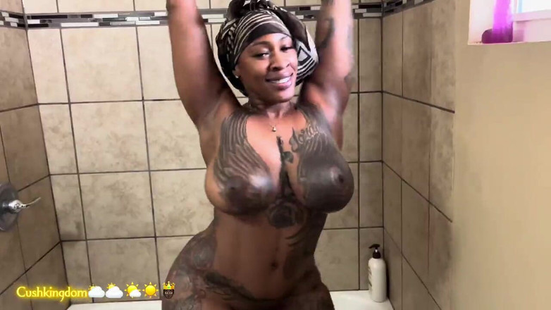Onlyfanscushkingdom1: Cewek kuba semok seksi lagi pamer tatonya, sebelum dientot gaya...